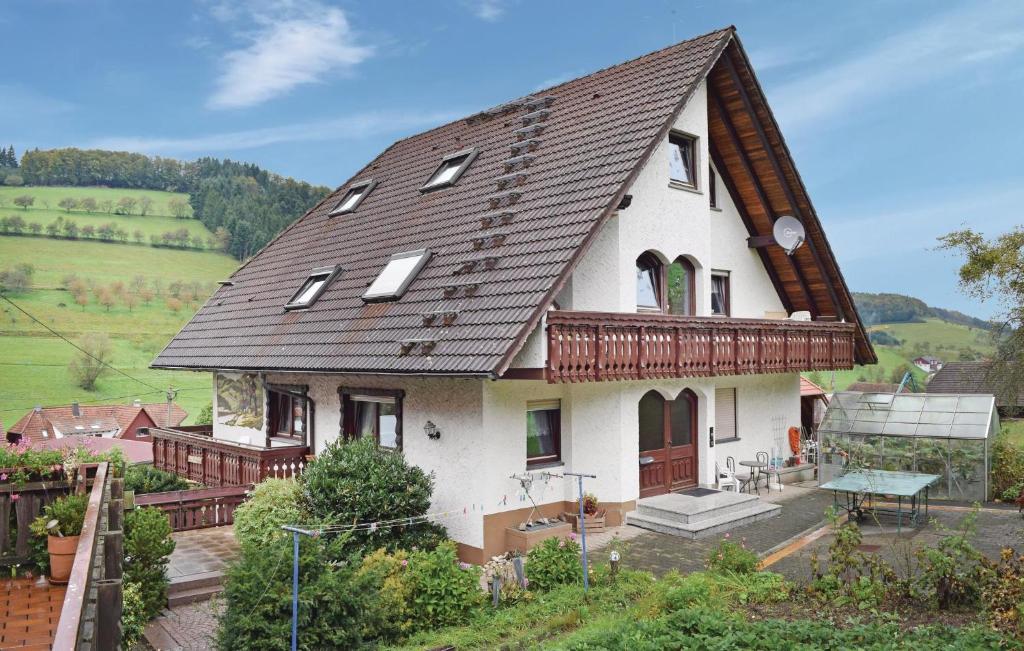 ein großes weißes Haus mit braunem Dach in der Unterkunft Stunning Apartment In Welschensteinach With 2 Bedrooms And Wifi in Welschensteinach