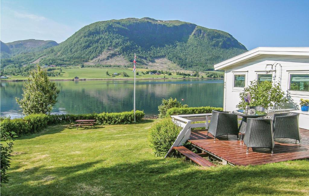 ein Haus mit einer Terrasse mit Seeblick in der Unterkunft Awesome Home In Malmefjorden With Kitchen in Sylte