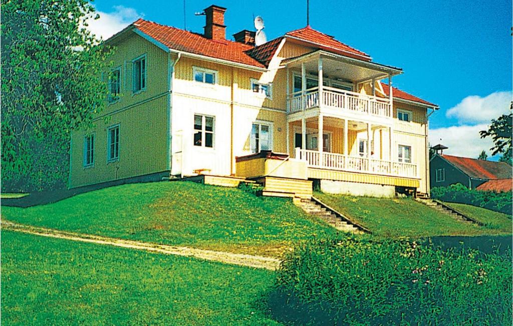 een groot huis op een grasveld met bij Awesome Home In Svrdsj With 6 Bedrooms, Sauna And Wifi in Vintjärn
