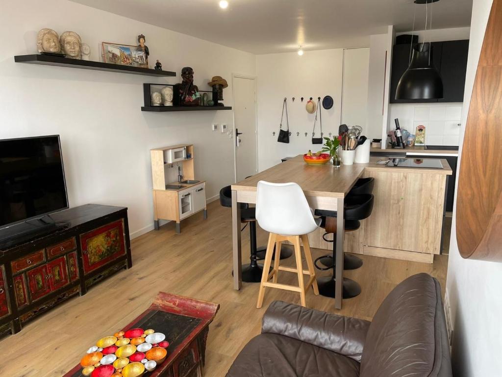 Fotografia z galérie ubytovania Superbe apt, parking gratuit, proche ligne 13&14, idéal famille & vue Montmartre ! v destinácii Saint-Ouen