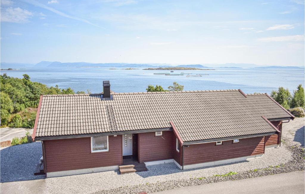 NedstrandにあるAmazing Home In Nedstrand With 5 Bedrooms, Sauna And Wifiの小さな家