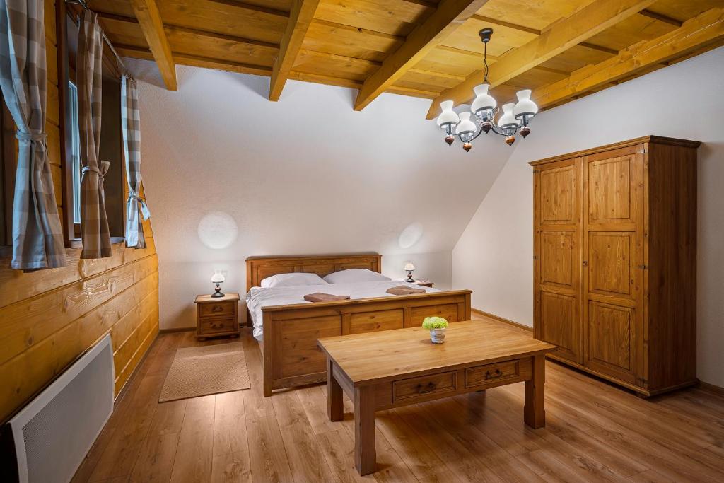 Postel nebo postele na pokoji v ubytování Drevenica Tale - Pool Table - Jacuzzi - Sauna - Small teambuilding - Hotel Partizán 5 min