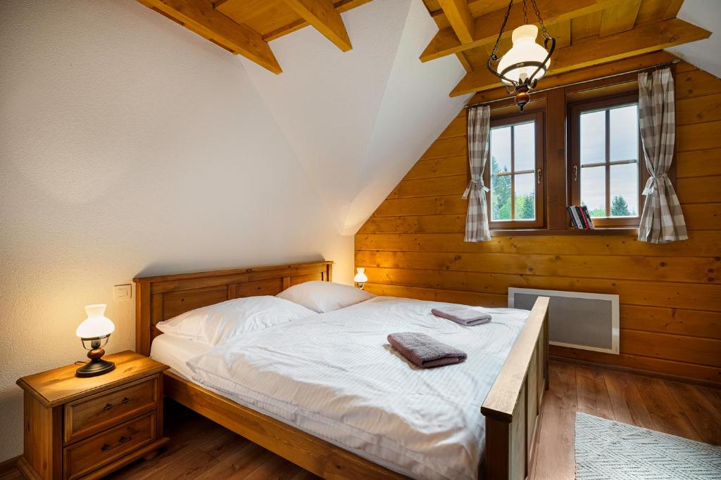 Postel nebo postele na pokoji v ubytování Drevenica Tale - Pool Table - Jacuzzi - Sauna - Small teambuilding - Hotel Partizán 5 min