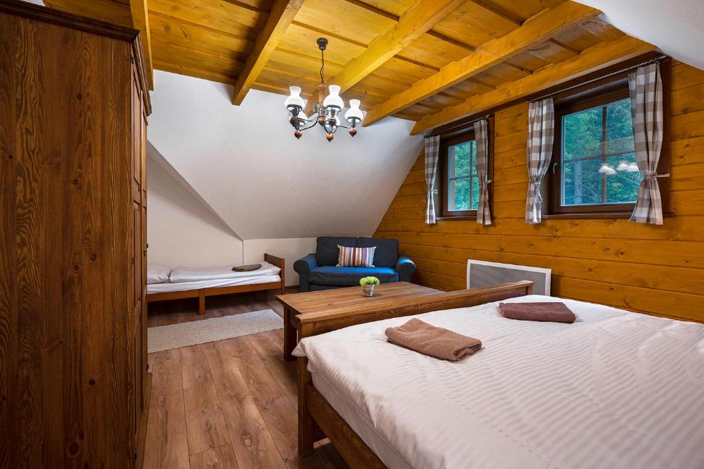 Postel nebo postele na pokoji v ubytování Drevenica Tale - Pool Table - Jacuzzi - Sauna - Small teambuilding - Hotel Partizán 5 min