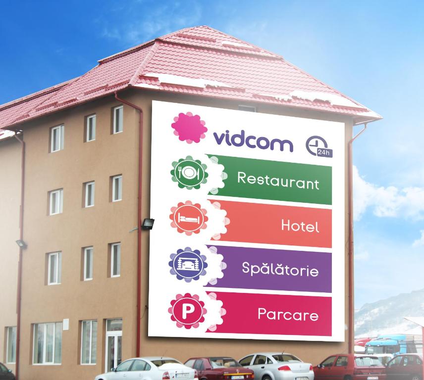 una señal frente a un edificio en Pensiunea Vidcom, en Floreşti