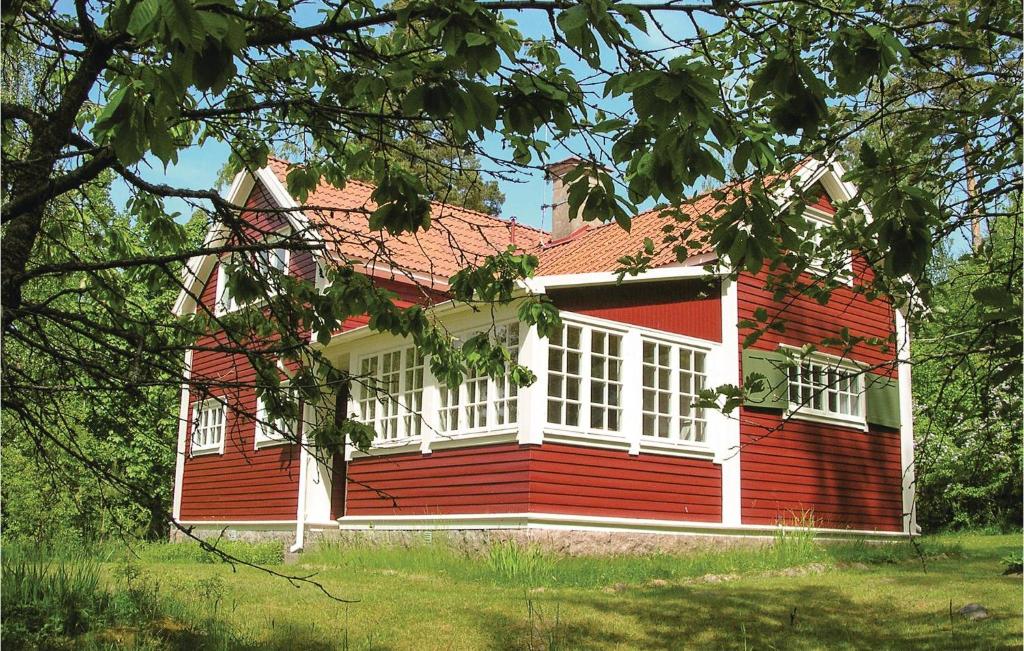 ビンメルビューにあるGorgeous Home In Vimmerby With Wifiの白窓付き赤白家屋