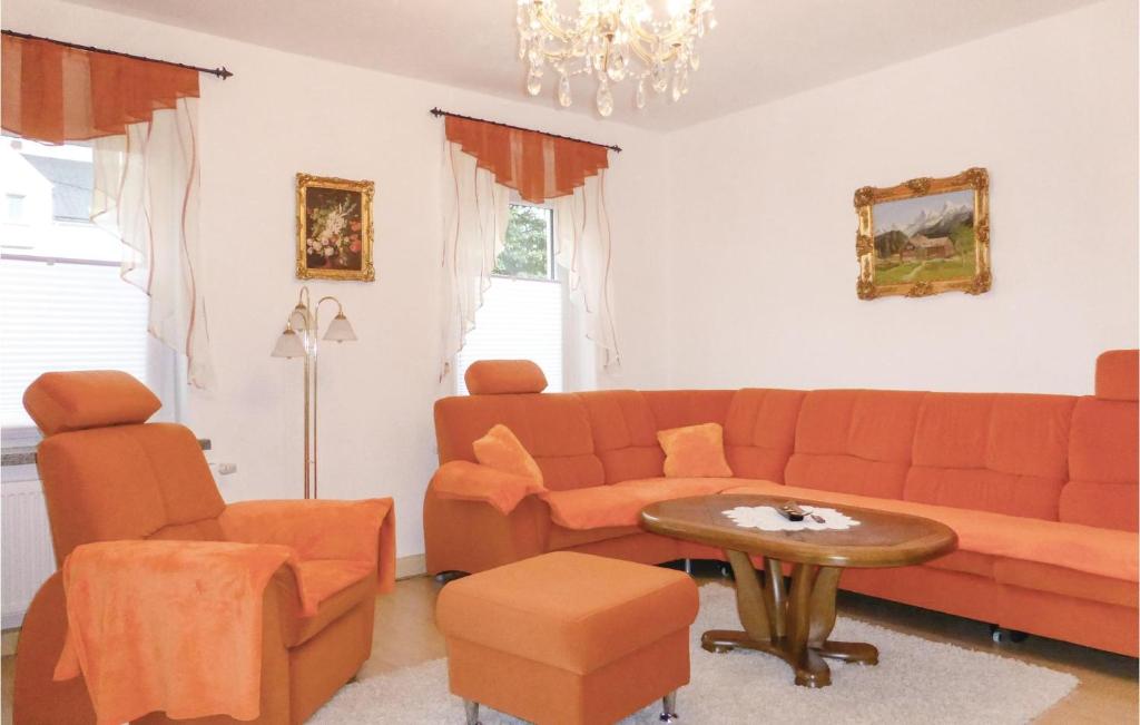 GelenauにあるCozy Apartment In Gelenau With Wifiのリビングルーム(ソファ、テーブル、椅子付)