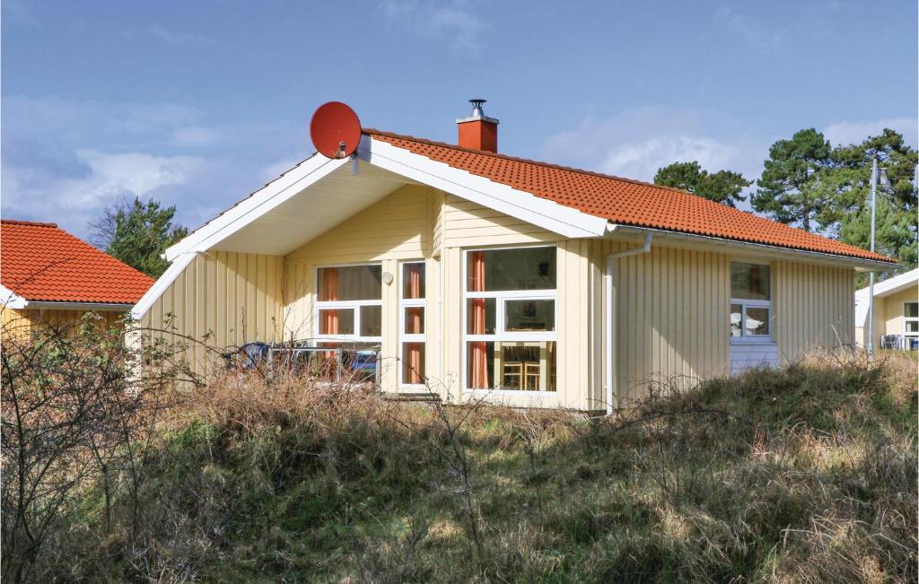 プリヴァルにあるAbendrot 10 - Dorf 3の丘の上のオレンジ色の屋根の白い家