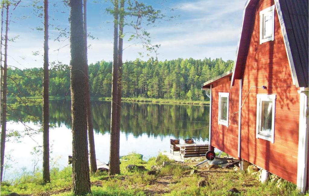 Cabaña con vistas al lago en Two-Bedroom Holiday Home in Falun, en Falun