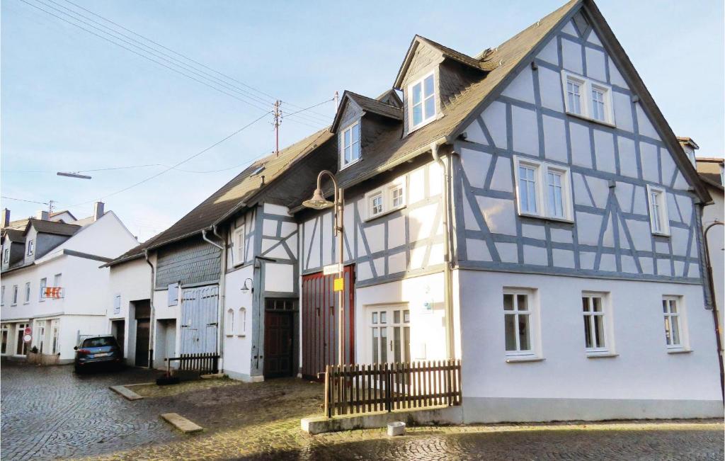 uma casa branca e preta com uma entrada em 2 Bedroom Gorgeous Home In Hachenburg em Hachenburg