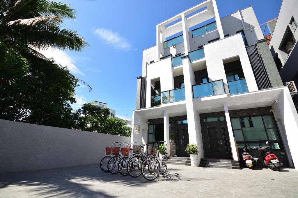 ein Gebäude mit davor geparkten Fahrrädern in der Unterkunft 千晴包棟民宿 in Taitung