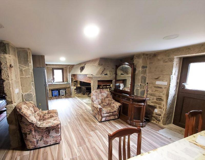 a living room with two chairs and a piano at Casa Paris grande en Costa da Morte, Dumbria in Dumbría