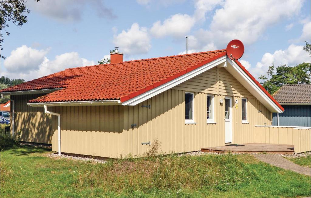 a small house with a red roof at Meeresrauschen 1 - Dorf 6 in Priwall