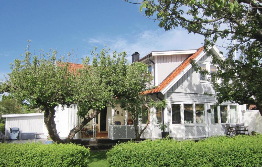 哥特堡的住宿－Beautiful Home In Vstra Frlunda With 3 Bedrooms, Sauna And Wifi，前面有树木的白色房子