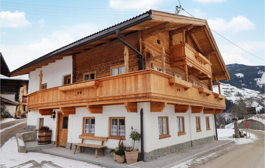 uma casa de madeira com uma varanda em cima em Awesome Home In Kolsassberg With Kitchen em Kolsassberg