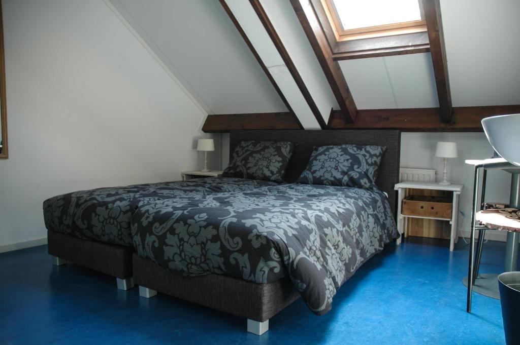 a bedroom with a bed and a window at Bed & Breakfast de Kreitsberg in Duifhuis