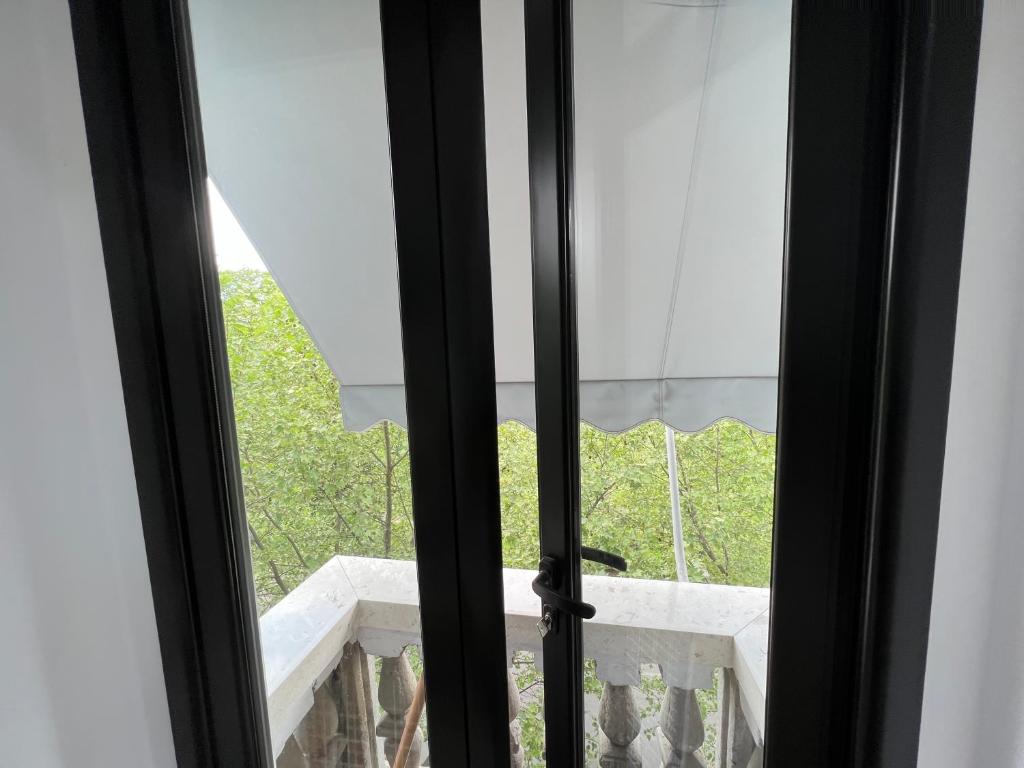 eine Glasschiebetür mit Blick auf einen Balkon in der Unterkunft Luxury Apartment in Blloku area in Tirana