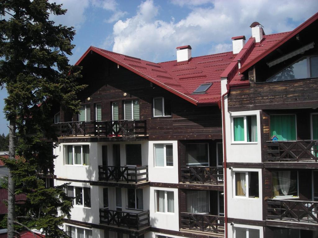 ein Apartmenthaus mit rotem Dach in der Unterkunft Iglika 2 - Studio Cabin in Borowez