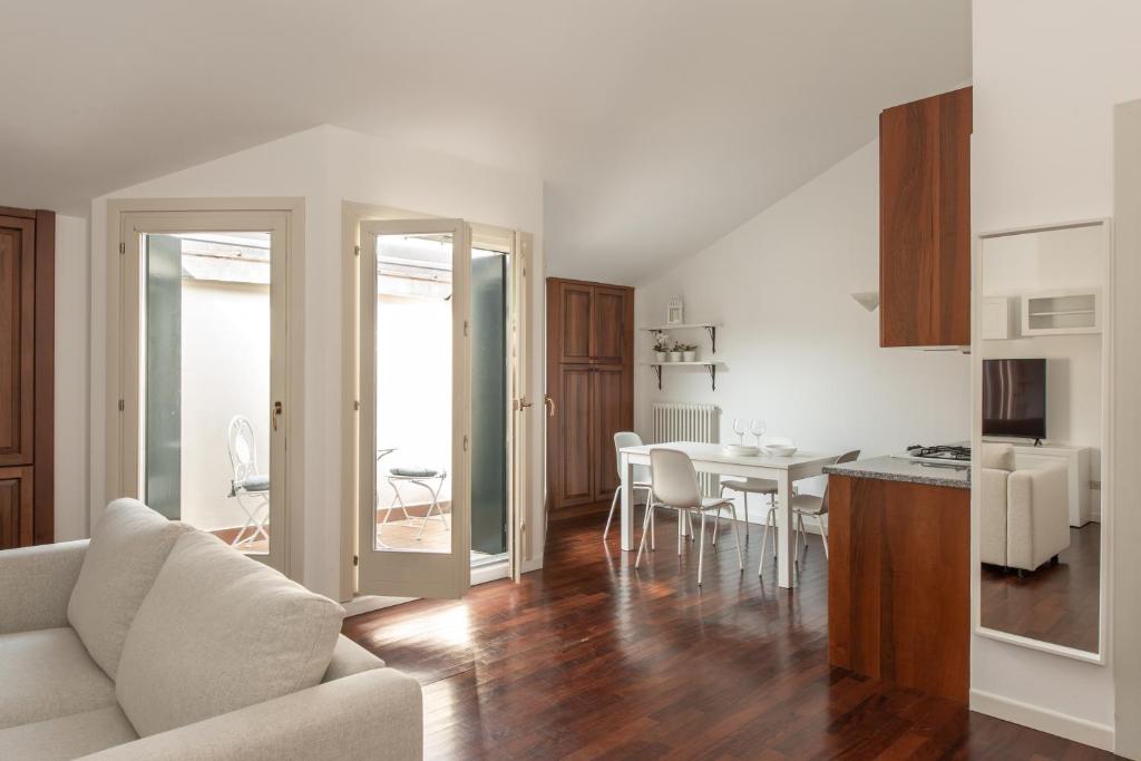 萊科的住宿－LE MURA VECCHIE，客厅以及带沙发和桌子的厨房。