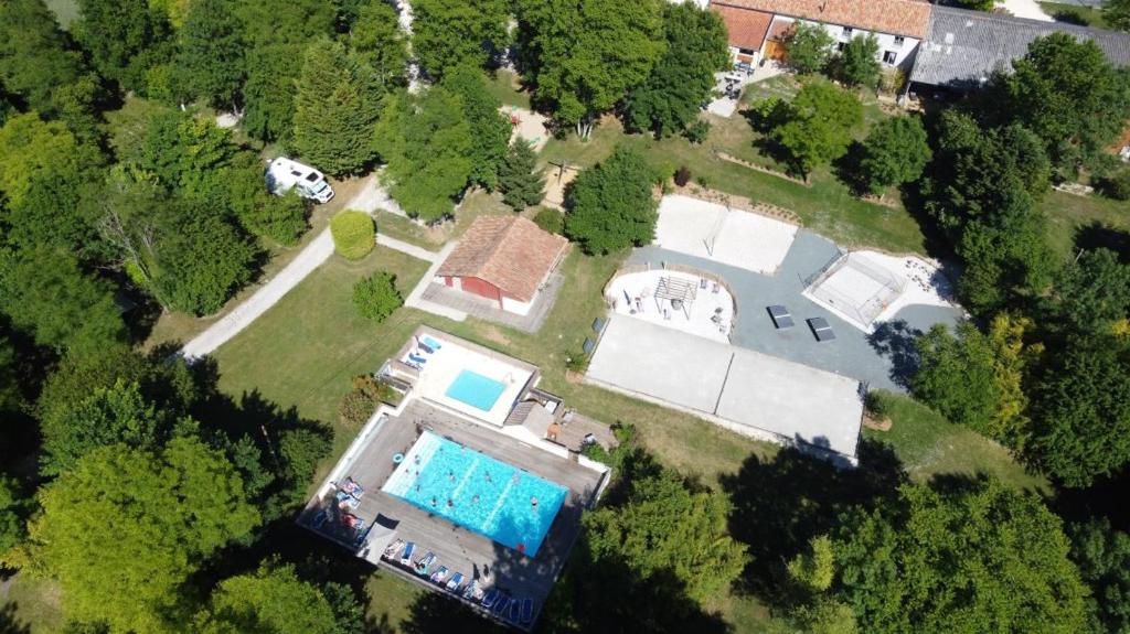 Basen w obiekcie Camping des Tourbières - Gîtes lub w pobliżu