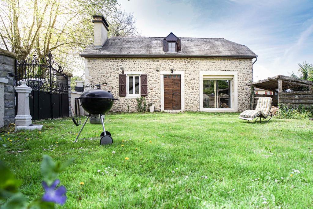 Vonkajšia záhrada v ubytovaní Maison de charme à proximité de Pau - 3 chambres - 6 p - Jardin
