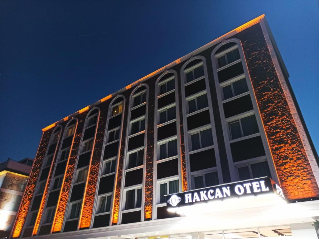 un gran edificio con un letrero de oficina akaswegian en él en Hakcan Hotel, en Izmir
