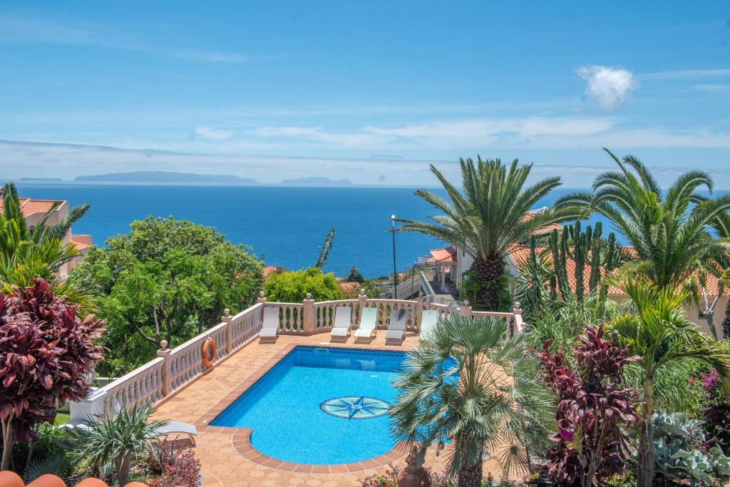 an image of a swimming pool with the ocean in the background at Quinta da Paz in Caniço