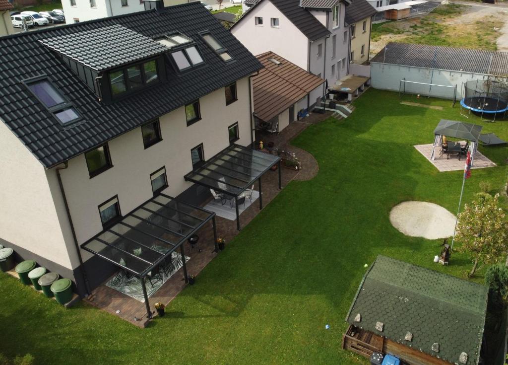 una vista aérea de una casa con césped verde en Ferienwohnung Kurz "Weinbergblick" en Wertheim