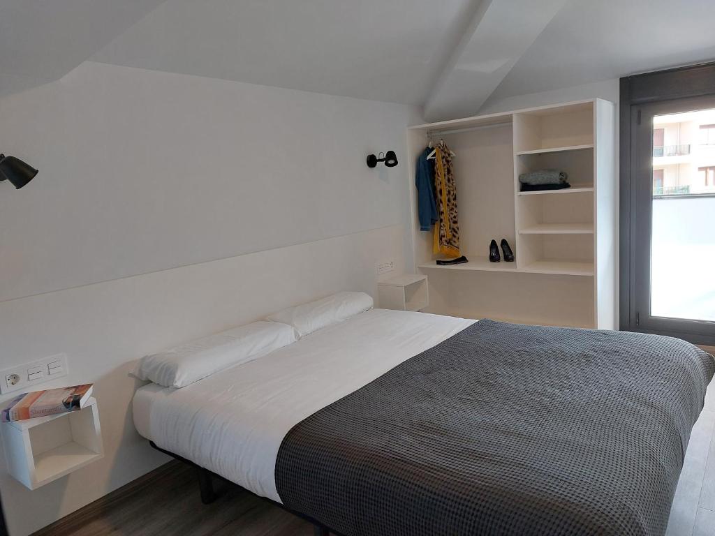 A bed or beds in a room at Pensión Amorrortu Lemona