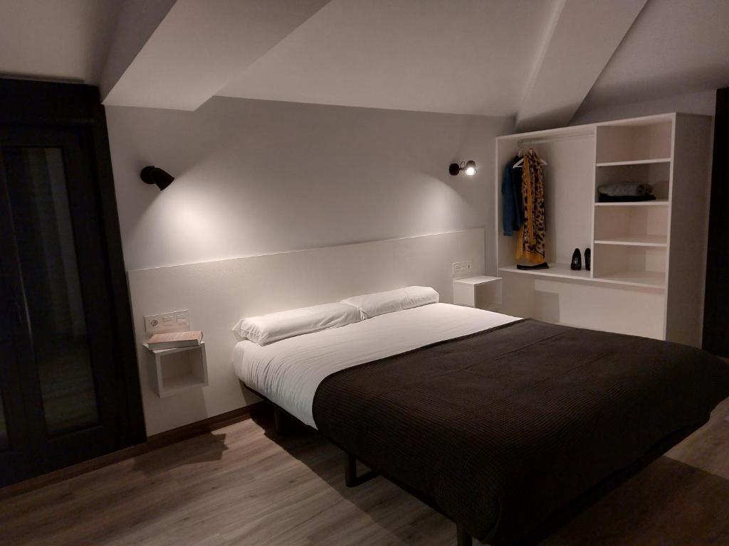 A bed or beds in a room at Pensión Amorrortu Lemona