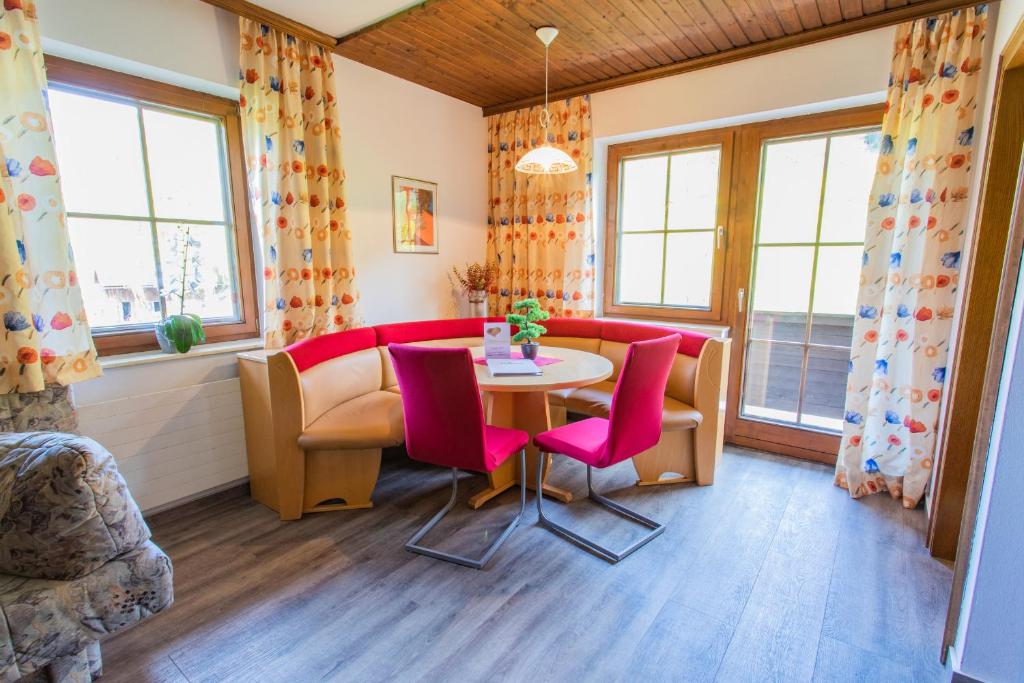 sala de estar con sofá, mesa y sillas en Huberhof 7 by Alpenidyll Apartments en Schladming