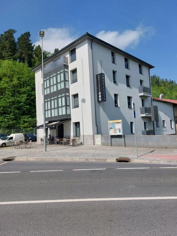 The building in which a vendégházakat is located