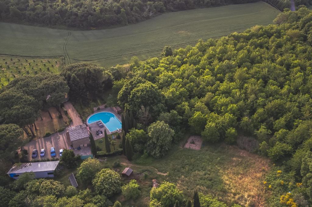 an aerial view of an estate with a swimming pool at Dependance Villa Settecamini in Porano