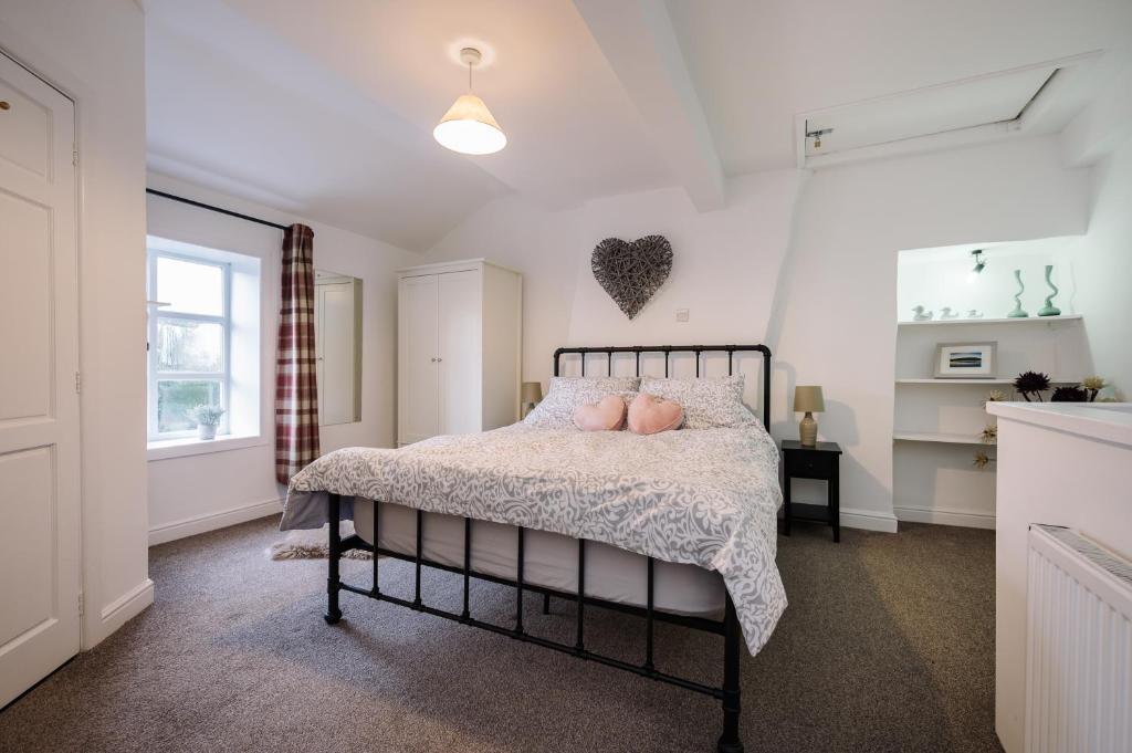 מיטה או מיטות בחדר ב-The Snug- Cosy 1 bedroom cottage