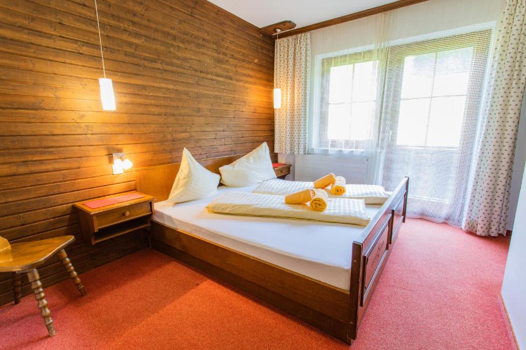 um quarto com uma cama com dois ursinhos de peluche em Huberhof 8 by Alpenidyll Apartments em Schladming