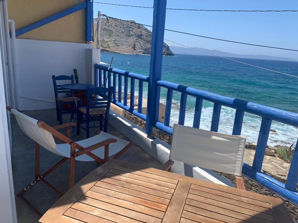 Μπαλκόνι ή βεράντα στο ROMANTIC HOUSE 6 STEPS FROM THE SEA