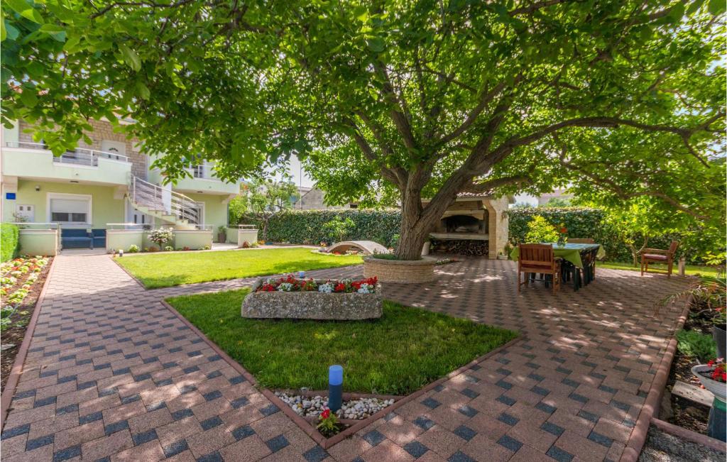 Vonkajšia záhrada v ubytovaní Stunning Home In Biograd Na Moru