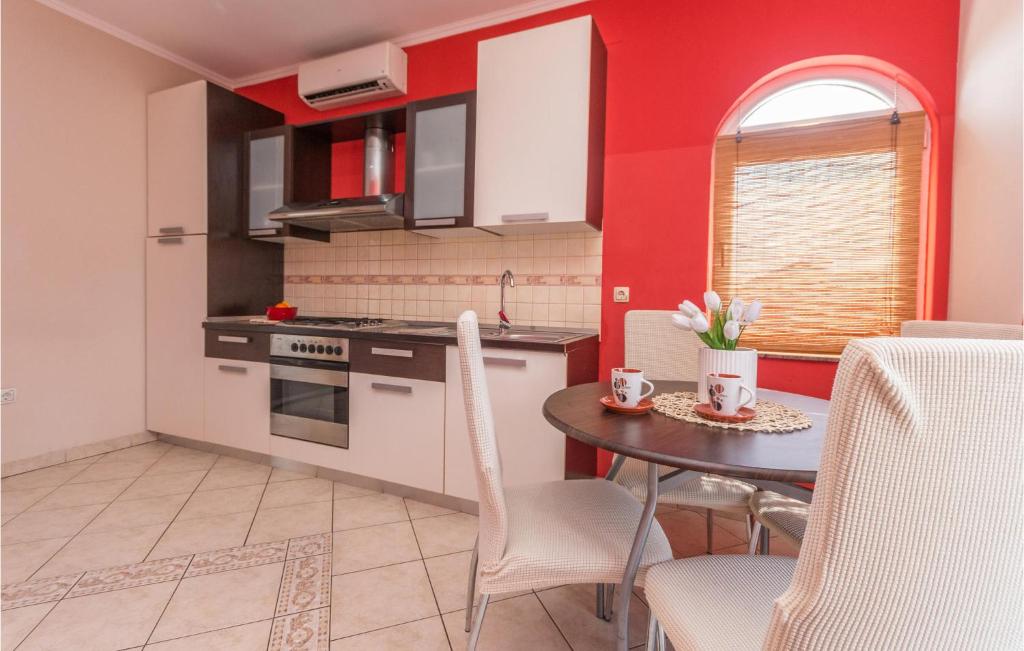 Kuchyňa alebo kuchynka v ubytovaní Stunning Home In Biograd Na Moru