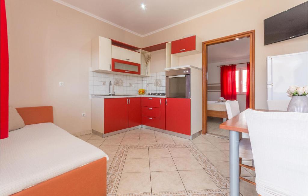 Kuchyňa alebo kuchynka v ubytovaní Stunning Home In Biograd Na Moru