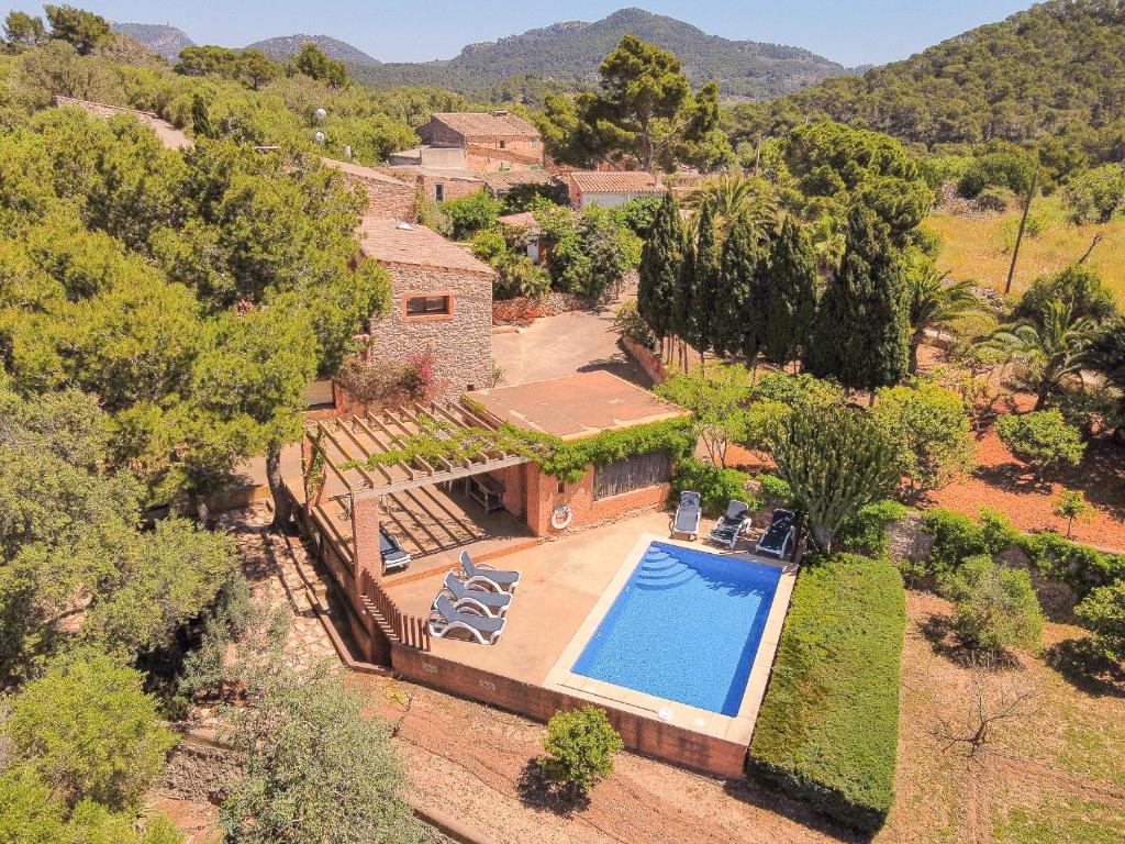 eine Luftansicht eines Hauses mit Pool in der Unterkunft Finca Pessal in Ca's Concos des Cavaller