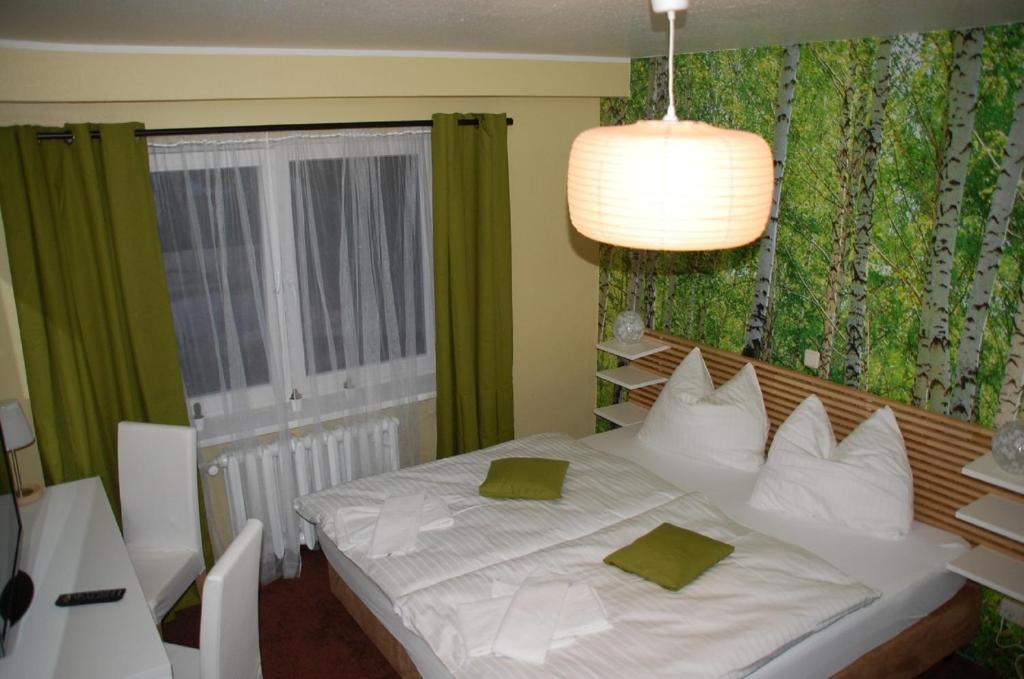 - une chambre avec un lit blanc et une fenêtre dans l'établissement CASILINO Hotel A 24 Wittenburg, à Wittenburg