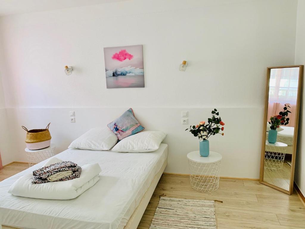 Habitación pequeña con cama y espejo. en APPARTEMENT T2 GUETHARY CENITZ, en Guéthary