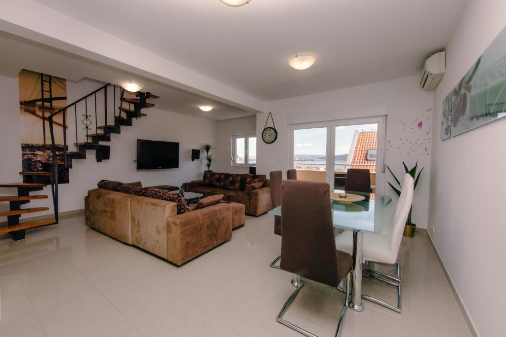 Televízia a/alebo spoločenská miestnosť v ubytovaní Large 3-bedroom apartment near Split Dalmatia