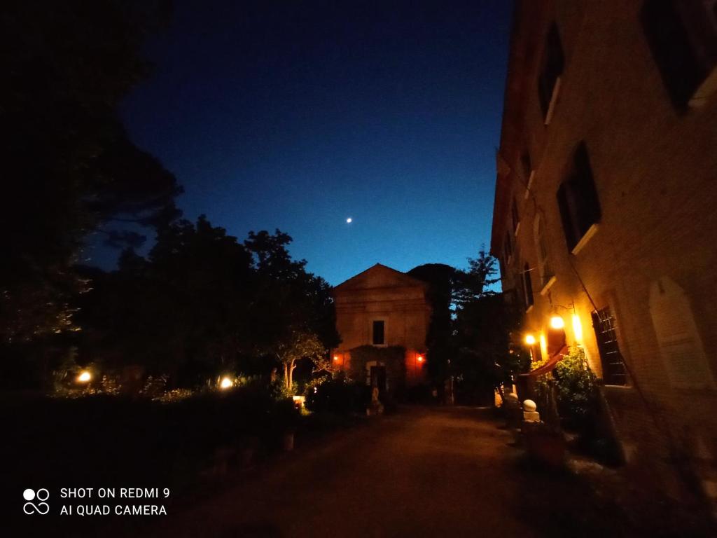 Ein altes Gebäude in der Nacht mit dem Mond am Himmel in der Unterkunft Locanda della Cavalleria in Trecastelli