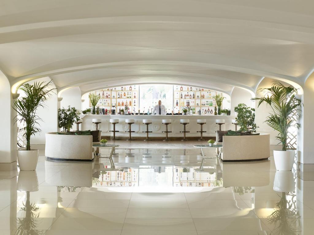 Lounge nebo bar v ubytování Grecotel LUXME Daphnila Bay