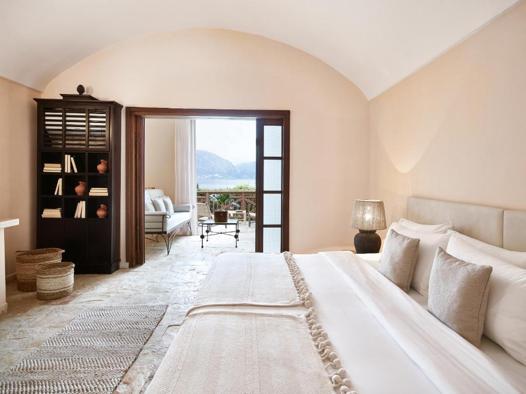 Postel nebo postele na pokoji v ubytování Grecotel LUXME Daphnila Bay