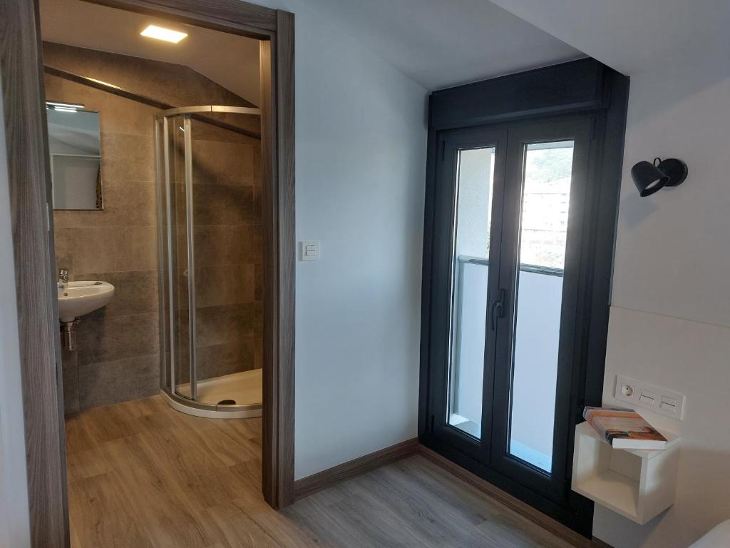 A bathroom at Pensión Amorrortu Lemona