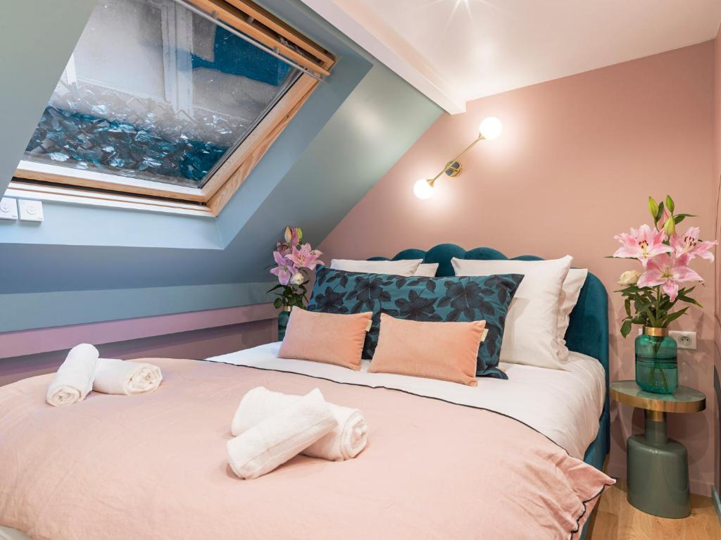 une chambre avec un lit avec des serviettes dessus dans l'établissement The Candy Saint Germain, à Paris