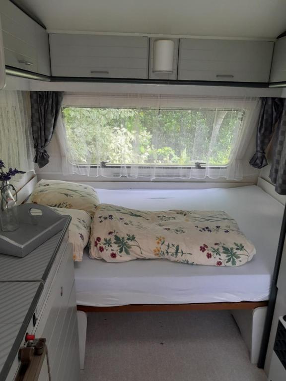 Postel nebo postele na pokoji v ubytování Romala's Home Caravan