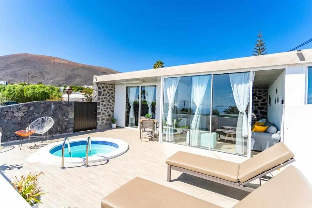 uma casa com um pátio com uma piscina em Suites Bene LANZAROTE em La Asomada